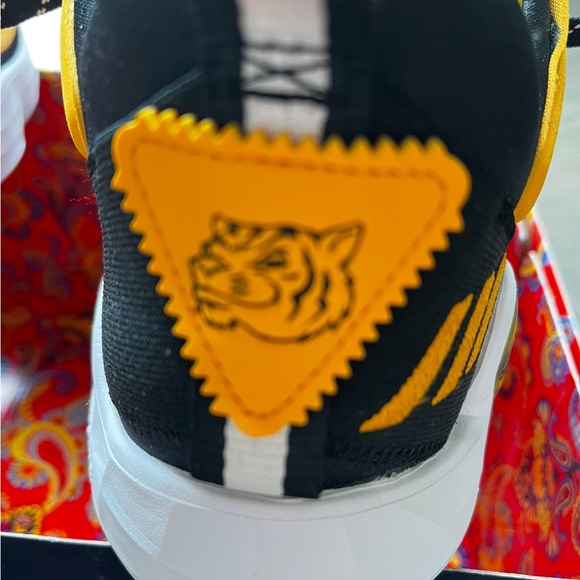 Adidas -basketball shoes -Never been worn
New 
Original tag and box 
9.5